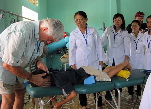 Nhiều chuyên gia nước ngoài đến Quảng Nam để chuyển giao kỹ thuật y tế.