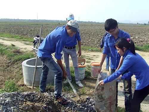 Thanh niên Điện Phước (Điện Bàn) lắp đặt 30 hố rác.