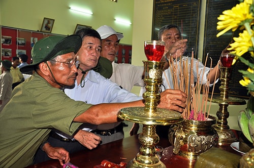 Cựu cán bộ, nhân viên Ban Tổ chức Khu ủy khu 5 thắp hương tưởng nhớ đồng đội đã hy sinh.Ảnh: VINH ANH