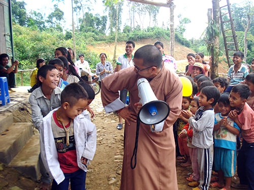 Đến với trẻ em nghèo vùng cao.