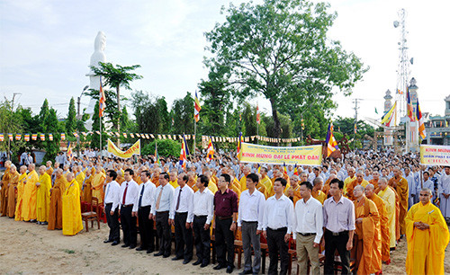 Các chức sắc, tăng ni, đồng bào Phật giáo cùng đại diện lãnh đạo các ban, ngành của tỉnh đã về dự Đại lễ Phật đản - Phật lịch 2557. Ảnh: Vinh Anh