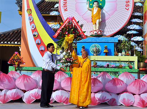Tặng hoa chúc mừng Lễ Phật đản của Tỉnh ủy, HĐND, Ủy ban MTTQ Việt Nam tỉnh. Ảnh: Vinh Anh