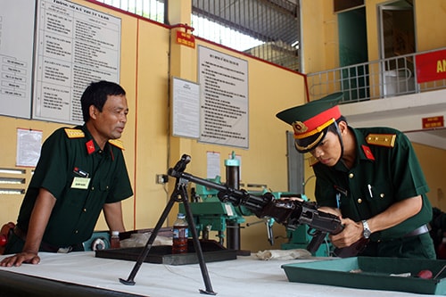 Thi thực hành kiểm tra kỹ thuật, phân cấp chất lượng súng bộ binh.