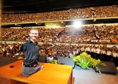 Nick Vujicic trong một lần diễn thuyết trước hàng nghìn khán giả.