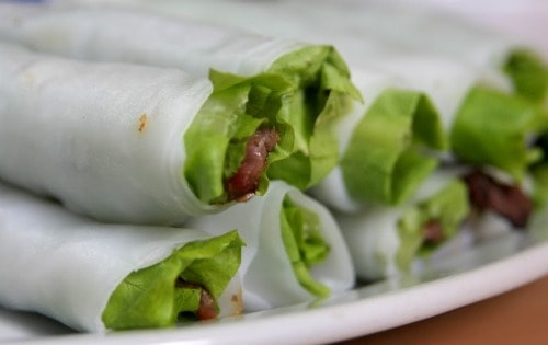 Ban cuốn thịt nướng.