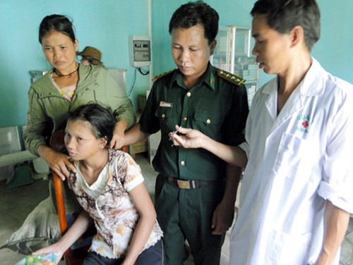 Em Pơ Long Thị Than đang được các bác sỹ quân y Biên phòng gắp con vắt đầu tiên dài 7 cm ra khỏi hốc mủi.