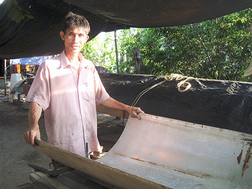 Ông Phạm Viết Ngôn chuẩn bị cho công đoạn khó nhất: uốn nhôm làm mê thuyền.