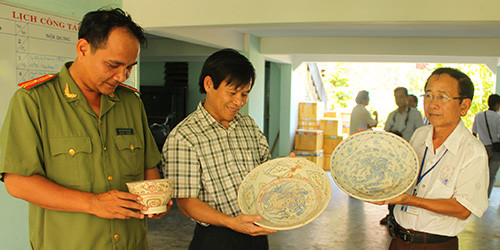 Đại diện Công ty TNHH Trục vớt cứu hộ và kinh doanh nhà Đoàn Ánh Dương (giữa) trao tặng cổ vật gốm Chu Đậu cho các ngành chức năng Quảng Nam sáng 29.5. Ảnh: X.NGHĨA