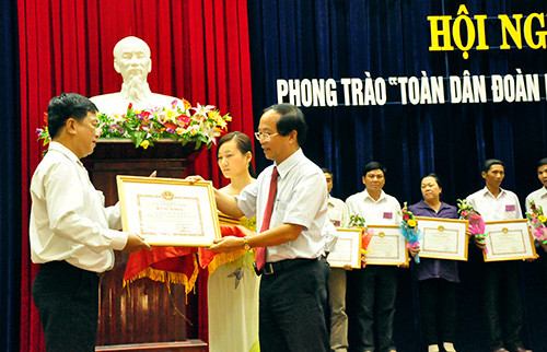 Phó Chủ tịch UBND tỉnh Trần Minh Cả trao Bằng khen của UBND tỉnh cho các điển hình tiêu biểu.