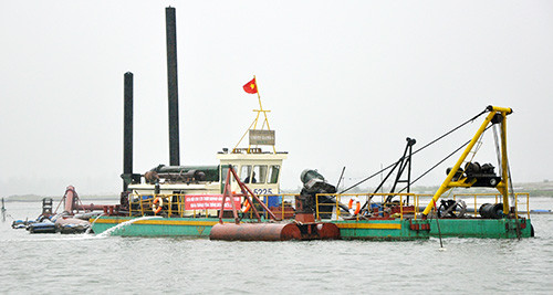 Phương tiện nạo vét tại cảng Kỳ Hà. Ảnh: H.PHÚC