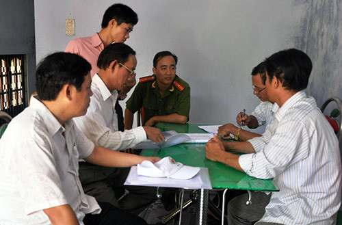 Tổ kiểm tra lập biên bản kiểm tra hiện trạng nhà cửa với hộ dân sống dọc ven sông Trường Giang.