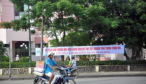 Giao thông thông thoáng bên ngoài một hội đồng thi tốt nghiệp THPT năm 2013.  Ảnh: X.P