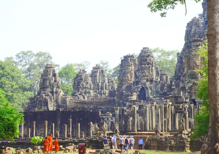 Angkor Thom được vua Jayavarman VII xây dựng vào cuối thế kỷ XII rộng 9km², bên trong có nhiều đền thờ, trung tâm là ngôi đền quốc gia - đền Bayon.