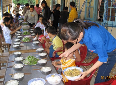 đoàn viên Chi đoàn Phòng Kinh tế TP.Tam Kỳ thăm, nấu ăn cho trẻ mồ côi Trung tâm Nuôi dưỡng trẻ em có hoàn cảnh đặc biệt khó khăn huyện Phú Ninh. Ảnh: HƯƠNG QUẾ TÂY