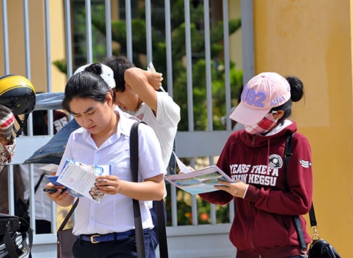 Các TS kiểm tra lại bài làm sau giờ thi môn Địa lý.