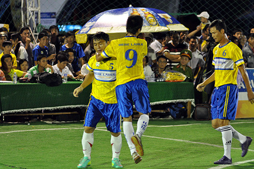 Niềm vui của các cầu thủ đội đương kim vô địch Vietcombank sau khi ghi bàn thắng trong trận mở màn.