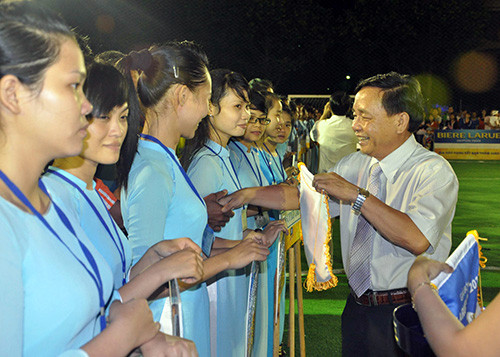 Giám đốc Sở VH-TT&DL Đinh Hài tặng cờ lưu niệm cho các đội bóng tại lễ khai mạc.