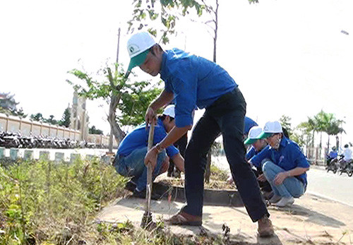 Đoàn viên thanh niên huyện Duy Xuyên ra quân dọn vệ sinh môi trường.