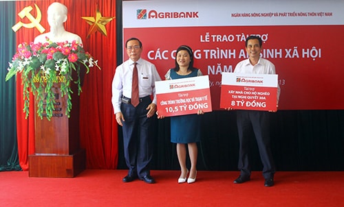 Ông Võ Văn Lâm, Giám đốc Agribank trao biển tài trợ cho huyện Bắc Trà My và Sở Lao động- Thương binh & Xã hội tỉnh.