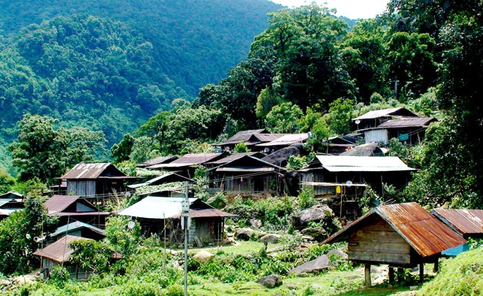 Làng Tắk Lan (thôn 3 Trà Linh) mùa này vắng bóng người.