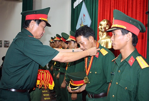 Đại tá Phạm Xuân Thiện, Phó Chỉ huy trưởng - Tham mưu trưởng Bộ CHQS tỉnh trao huy chương vàng cho các VĐV xuất sắc ở các môn thi đấu.