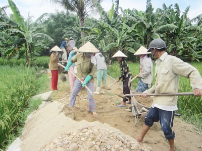 Phong trào xây dựng đường giao thông nông thôn được nhân dân hưởng ứng mạnh mẽ.