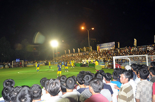 Khá đông khán giả xem trận chung kết.