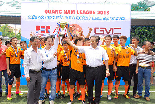 Đội Tiên Phước nhận chức vô địch giải hạng Nhất QNA-League 2013.