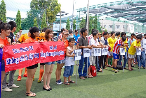 Rất đông cổ động viên đã tham gia cổ động hết mình với tinh thần “kết nối đồng hương Quảng”