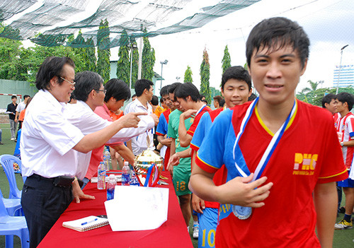 Đại diện Hội đồng hương Quảng Nam – Đà Nẵng  tặng quà lưu niệm cho ban tổ chức.