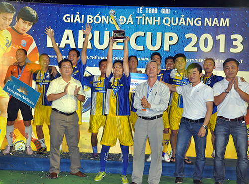 Niềm vui của các cầu thủ Việt Nam Airlines Chu Lai sau khi đoạt chức vô địch.