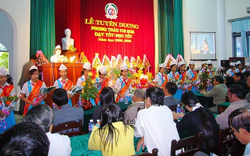 Ngành GDĐT Hội An tuyên dương, khen thưởng các tập thể, cá nhân xuất sắc trong phong trào thi đua “dạy tốt - học tốt”. Ảnh:  ĐỖ HUẤN