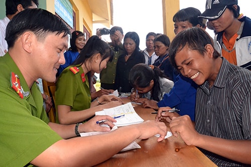 Các chiến sĩ tình nguyện làm chứng minh nhân dân. Ảnh: PHAN TUẤN