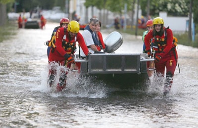 Lực lượng cứu hộ sơ tán người dân tại thành phố Magdeburg, Đức. (Ảnh AFP)