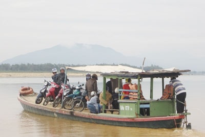 Chưa có chế tài đối với người không mặc áo phao, “Văn hóa giao thông với bình yên sông nước” sẽ khó thành công.