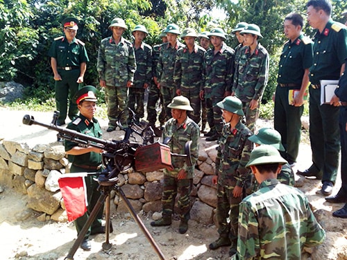 Thiếu tướng Nguyễn Ngọc Minh, Phó Tham mưu trưởng Quân khu kiểm tra công tác huấn luyện của Đại đội Pháo phòng không.