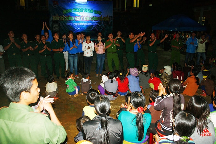 Ngay khi đặt chân đến nơi, Đoàn Thanh niên tình nguyện và các bộ chiến sĩ đồn biên phòng Ga Ry đã tổ chức chương trình giao lưu â m nhạc thu hút hàng trăm người dân 2 xã Ga Ry và Ch`ơm đến tham gia. Nhiều tiết mục ca ngợi quê hương đất nước, biên cương, hải đảo vang vọng giữa bát ngát núi rừng Trường Sơn hùng vĩ.