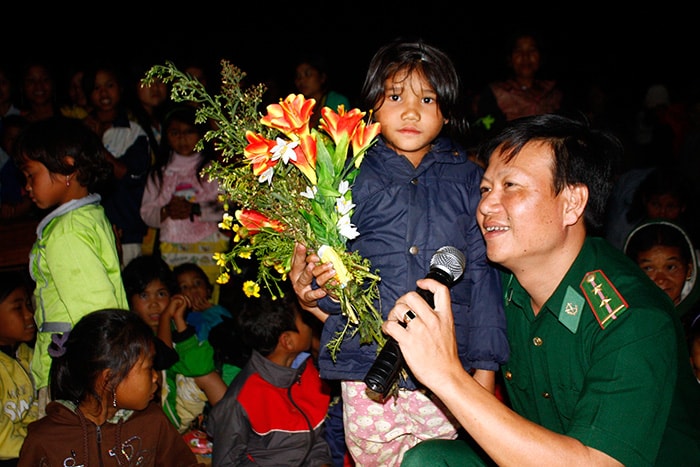 Em nhỏ tặng hoa cho chú bộ đội biên phòng vui tính, hát hay.