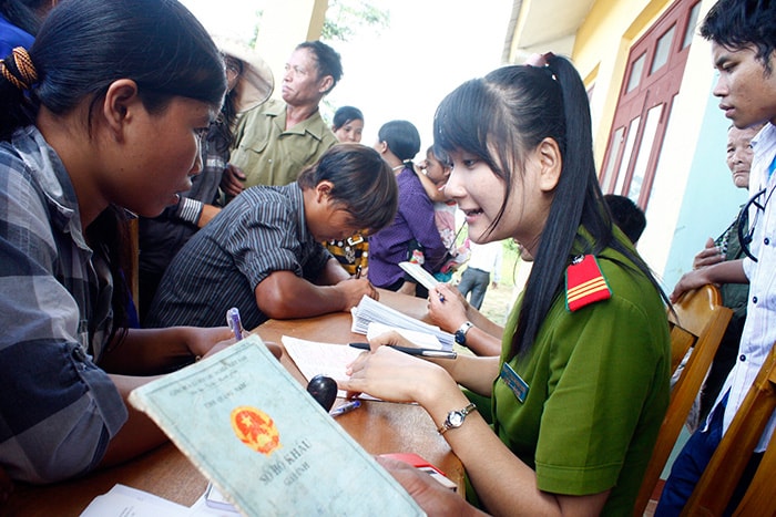 Nhiều người dân xã Ga Ry được Đoàn viên, cán bộ phòng Cảnh sát Quản lý hành chính về trật tự xã hội (PC 64) Công an tỉnh, hướng dẫn làm giấy chứng minh nhân dân.