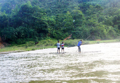 Người dân thôn Ka Đắp qua sông bằng chiếc bè cũ kĩ, không an toàn.     Ảnh: VĂN HÀO
