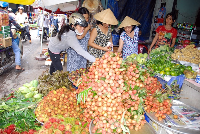 Trái cây là thứ không thể thiếu ở mâm cúng ngày mùng 5. Vì gần vựa trái cây miền Tây, nên dù nhu cầu mua trái cây rất lớn nhưng giá trái cây vẫn như ngày thường.