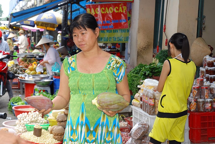 Bắp chuối cũng được mang từ ngoài Quảng vào nhiều hơn mọi ngày để bán cho bà con ăn mùng 5. 