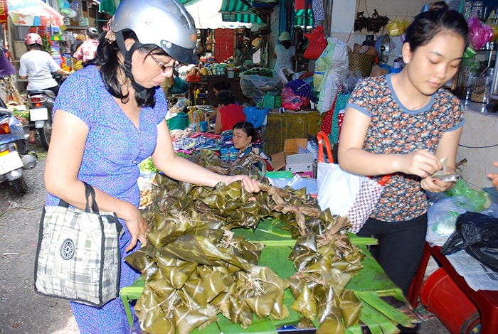 Bánh ú tro được đem từ Quảng Nam vào thường hút hàng hơn so với bánh ú tro miền Nam. Giá 1 chục bánh 12 cái là 50.000 đồng.