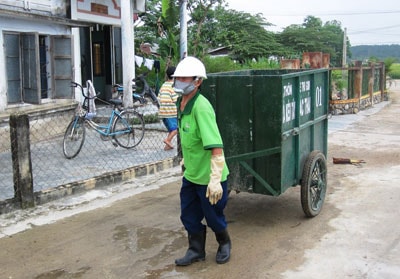 Đưa rác sinh hoạt về những điểm tập kết để chở đi xử lý. Ảnh: V.S