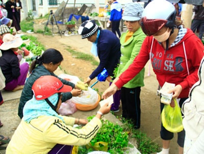 Những phiên chợ sớm giúp đồng bào vùng cao cải thiện đời sống. Ảnh: GIANG CÚI