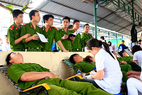 Đoàn viên thanh niên Công an tỉnh tham gia hiến máu tình nguyện.   Ảnh: VINH ANH