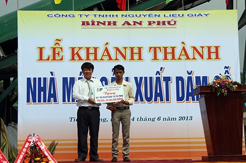 Đại diện Công ty Bình An Phú trao ủng hộ Quỹ đền ơn đáp nghĩa cho xã Tiên Phong.