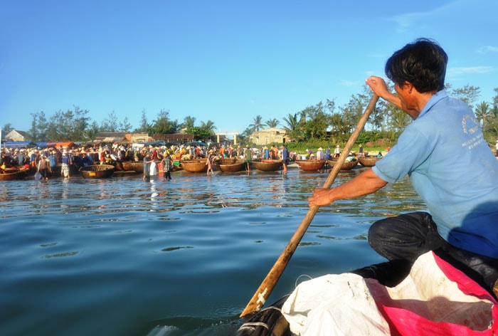 Mỗi đêm cào hai đợt, trừ chi phí, mỗi ngư dân thu nhập khoảng 200 nghìn đồng. Dù rất vất vả nhưng nhiều ngư dân vẫn lạc quan sau mỗi lần về bờ.