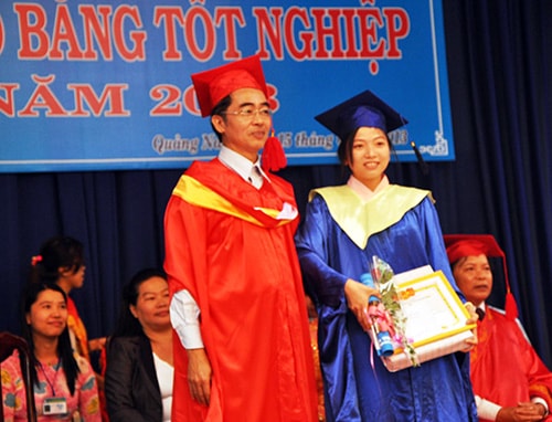 Nhà trường trao bằng tốt nghiệp cho sinh viên.