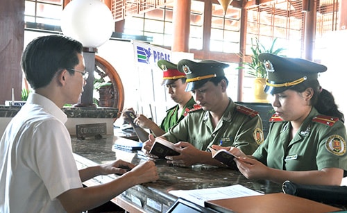 Lực lượng an ninh xuất nhập cảnh kiểm tra lưu trú tại các khách sạn trên địa bàn Hội An.